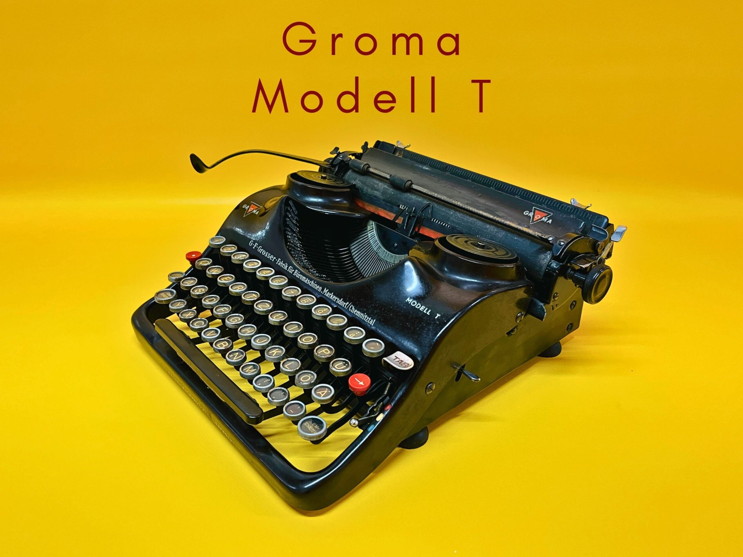 Máquina de escribir Groma Modelo T en funcionamiento con estuche negro