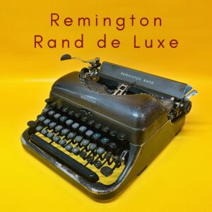 Máquina de escribir Remington Rand De Luxe en funcionamiento con estuche